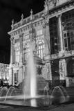 Turin, Piedmont, Italy Opinião da noite do castello da praça em preto e branco com o palácio do madama atrás da fonte imagens de stock Turin, Piedmont, Italy Opinião da noite do castello da praça em preto e branco com o palácio do madama atrás da fonte imagens de stock