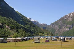 Turist- campa i Geiranger som är norsk Familjtur med bilen, royaltyfri foto Turist- campa i Geiranger som är norsk Familjtur med bilen, royaltyfri foto