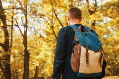 Turist eller handelsresande med en ryggsäck i höstskogen fotografering för bildbyråer Turist eller handelsresande med en ryggsäck i höstskogen fotografering för bildbyråer