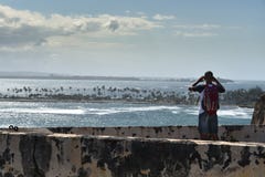 Turist som ut ser över den San Juan hamnen arkivfoto Turist som ut ser över den San Juan hamnen arkivfoto