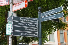 Turist- vägvisare på tvärgatorna i mitten av Haarlem royaltyfri bild Turist- vägvisare på tvärgatorna i mitten av Haarlem royaltyfri bild