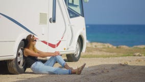 Turista da menina perto de seu reboque no estacionamento perto do mar filme Turista da menina perto de seu reboque no estacionamento perto do mar filme