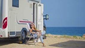 Turista da menina perto de seu reboque no estacionamento perto do mar filme Turista da menina perto de seu reboque no estacionamento perto do mar filme