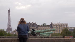 Turista da mulher que olha a torre Eiffel de Les Invalides em Paris, França filme Turista da mulher que olha a torre Eiffel de Les Invalides em Paris, França filme