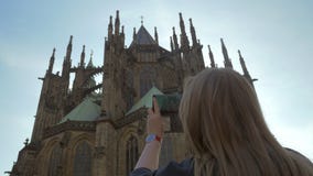 Turista da mulher que toma a foto móvel de St Vitus Cathedral, Praga filme Turista da mulher que toma a foto móvel de St Vitus Cathedral, Praga filme