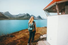 Turista de la mujer que camina en la playa de Noruega fotografía de archivo Turista de la mujer que camina en la playa de Noruega fotografía de archivo