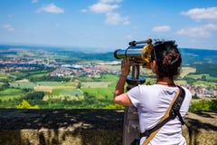 Turista en la plataforma de observación, castillo de visión de Hohenzollern de la plataforma, Alemania de la mujer imágenes de archivo libres de regalías Turista en la plataforma de observación, castillo de visión de Hohenzollern de la plataforma, Alemania de la mujer imágenes de archivo libres de regalías