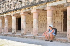 Turista en ruinas mayas imágenes de archivo libres de regalías Turista en ruinas mayas imágenes de archivo libres de regalías