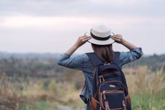 Turista femenino con la mochila en campo fotografía de archivo Turista femenino con la mochila en campo fotografía de archivo