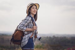 Turista femminile con lo zaino e macchina fotografica in campagna fotografia stock Turista femminile con lo zaino e macchina fotografica in campagna fotografia stock