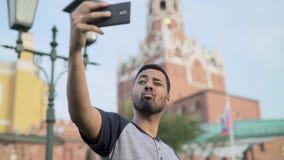 Turista hispánico que toma el selfie cerca de Moscú el Kremlin en verano almacen de metraje de vídeo Turista hispánico que toma el selfie cerca de Moscú el Kremlin en verano almacen de metraje de vídeo
