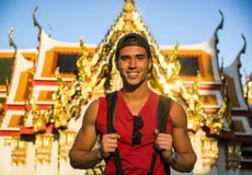 Turista masculino hermoso en el palacio magnífico, Bangkok imagen de archivo Turista masculino hermoso en el palacio magnífico, Bangkok imagen de archivo