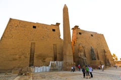 Turista no templo de Luxor - Egito imagens de stock Turista no templo de Luxor - Egito imagens de stock