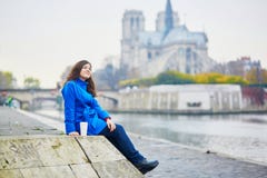 Turista novo bonito em Paris em um dia da queda Foto de Stock Turista novo bonito em Paris em um dia da queda Foto de Stock