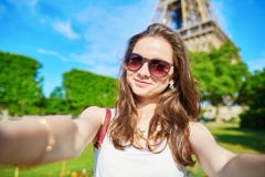 Turista novo bonito em Paris que toma o selfie foto de stock Turista novo bonito em Paris que toma o selfie foto de stock