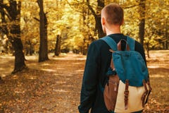 Turista o viaggiatore con uno zaino nella foresta di autunno fotografie stock libere da diritti Turista o viaggiatore con uno zaino nella foresta di autunno fotografie stock libere da diritti