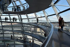 Turistas Berlim da rampa da abóbada de Reichstag imagem de stock Turistas Berlim da rampa da abóbada de Reichstag imagem de stock