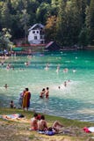 Turistas del lago, de la naturaleza y de la gente del ocio Sangrado, Eslovenia foto de archivo libre de regalías Turistas del lago, de la naturaleza y de la gente del ocio Sangrado, Eslovenia foto de archivo libre de regalías