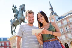 Turistas do Madri que usam o curso app da tabuleta fotos de stock Turistas do Madri que usam o curso app da tabuleta fotos de stock