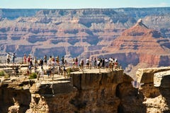 Turistas en la plataforma de observación de Grand Canyon imágenes de archivo libres de regalías Turistas en la plataforma de observación de Grand Canyon imágenes de archivo libres de regalías