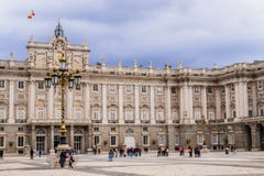 Turistas en Royal Palace de Madrid, España imágenes de archivo libres de regalías Turistas en Royal Palace de Madrid, España imágenes de archivo libres de regalías