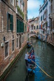 Turistas en una góndola en el canal de Venecia foto de archivo libre de regalías Turistas en una góndola en el canal de Venecia foto de archivo libre de regalías