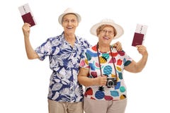 Turistas maduros alegres que guardam passaportes imagens de stock royalty free Turistas maduros alegres que guardam passaportes imagens de stock royalty free