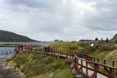 Turistas na baía Lapataia no parque nacional de Tierra del Fuego imagens de stock Turistas na baía Lapataia no parque nacional de Tierra del Fuego imagens de stock