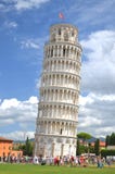 Turistas no quadrado dos milagre que visitam a torre inclinada em Pisa, Itália foto de stock royalty free Turistas no quadrado dos milagre que visitam a torre inclinada em Pisa, Itália foto de stock royalty free