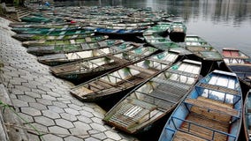 Turistas que esperan de la estaci?n del barco para foto de archivo Turistas que esperan de la estaci?n del barco para foto de archivo