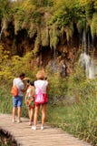 Turistas que toman imágenes de una cascada en el parque nacional de los lagos Plitvice fotos de archivo libres de regalías Turistas que toman imágenes de una cascada en el parque nacional de los lagos Plitvice fotos de archivo libres de regalías