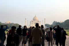 Turistas que toman las fotos de Taj Mahal imagen de archivo libre de regalías Turistas que toman las fotos de Taj Mahal imagen de archivo libre de regalías