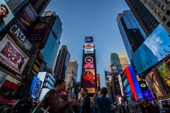 Turistas que toman las fotos en Time Square imágenes de archivo libres de regalías Turistas que toman las fotos en Time Square imágenes de archivo libres de regalías