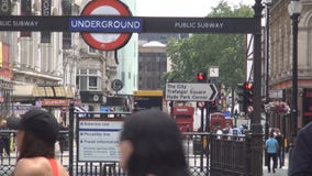 Turistas y entrada del subterráneo en el transporte público subterráneo de Londres Turistas y entrada del subterráneo en el transporte público subterráneo de Londres