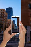 Turisten gör ett foto av Milan skyskrapor i aftonen arkivfoton Turisten gör ett foto av Milan skyskrapor i aftonen arkivfoton