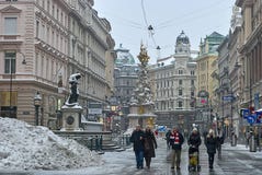 Turister går runt om Pestsäule på den Graben gatan, Wien royaltyfri fotografi Turister går runt om Pestsäule på den Graben gatan, Wien royaltyfri fotografi