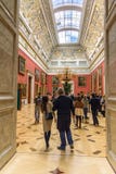 Turister i den stora italienska takfönstret Hall av det statliga eremitboningmuseet petersburg saint Ryssland fotografering för bildbyråer Turister i den stora italienska takfönstret Hall av det statliga eremitboningmuseet petersburg saint Ryssland fotografering för bildbyråer