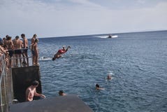 Turister som dyker i Puerto Calero royaltyfria foton Turister som dyker i Puerto Calero royaltyfria foton