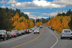 Turister stoppar deras bilar längs maximum för Colorado ` s för att nå en höjdpunkt huvudvägen, en scenisk Byway, för att ta i ne fotografering för bildbyråer Turister stoppar deras bilar längs maximum för Colorado ` s för att nå en höjdpunkt huvudvägen, en scenisk Byway, för att ta i ne fotografering för bildbyråer