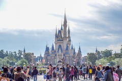 Turisti alla parte anteriore di Cinderella Castle Tokyo Disney Resort a Urayasu, prefettura di Chiba, Tokyo, Giappone fotografia stock libera da diritti Turisti alla parte anteriore di Cinderella Castle Tokyo Disney Resort a Urayasu, prefettura di Chiba, Tokyo, Giappone fotografia stock libera da diritti