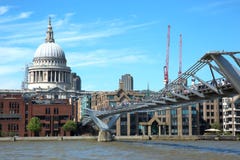Turisti che camminano sul ponte di milenium a Londra immagine stock Turisti che camminano sul ponte di milenium a Londra immagine stock