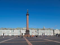 Turisti vicino ad Alexander Column nel quadrato del palazzo San Pietroburgo, Russia fotografia stock Turisti vicino ad Alexander Column nel quadrato del palazzo San Pietroburgo, Russia fotografia stock