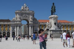 Turistico prendendo un selfie al quadrato Praca di commercio faccia Comercio nella città di Lisbona fotografia stock Turistico prendendo un selfie al quadrato Praca di commercio faccia Comercio nella città di Lisbona fotografia stock