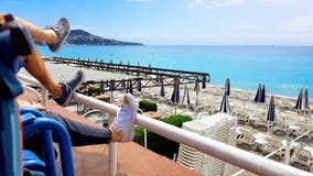 Turistpar som kopplar av nära den tomma trevliga stranden, turism i Frankrike, lugn royaltyfri bild Turistpar som kopplar av nära den tomma trevliga stranden, turism i Frankrike, lugn royaltyfri bild