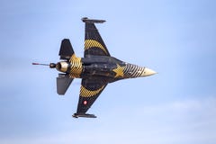 Turk Air Aerobatics Show solo in Teknofest Costantinopoli fotografie stock Turk Air Aerobatics Show solo in Teknofest Costantinopoli fotografie stock