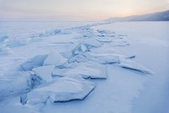 Turkosisisflak djupfryst vinter för vatten för gräsliggandesolnedgång arkivfoton Turkosisisflak djupfryst vinter för vatten för gräsliggandesolnedgång arkivfoton