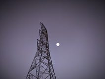Turm nachts mit weißem Mond stockfoto Turm nachts mit weißem Mond stockfoto