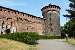 Turm von Sforza-Schloss in Mailand, Italien Das Schloss wurde im 15. Jahrhundert von Francesco Sforza, Herzog von Mailand erricht Lizenzfreies Stockbild Turm von Sforza-Schloss in Mailand, Italien Das Schloss wurde im 15. Jahrhundert von Francesco Sforza, Herzog von Mailand erricht Lizenzfreies Stockbild