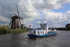Turnera fartyget och väderkvarnar i Kinderdijk, Holland Royaltyfri Foto Turnera fartyget och väderkvarnar i Kinderdijk, Holland Royaltyfri Foto