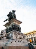 Turysta na Vittorio Emanuele II statui w wieczór zdjęcia stock Turysta na Vittorio Emanuele II statui w wieczór zdjęcia stock